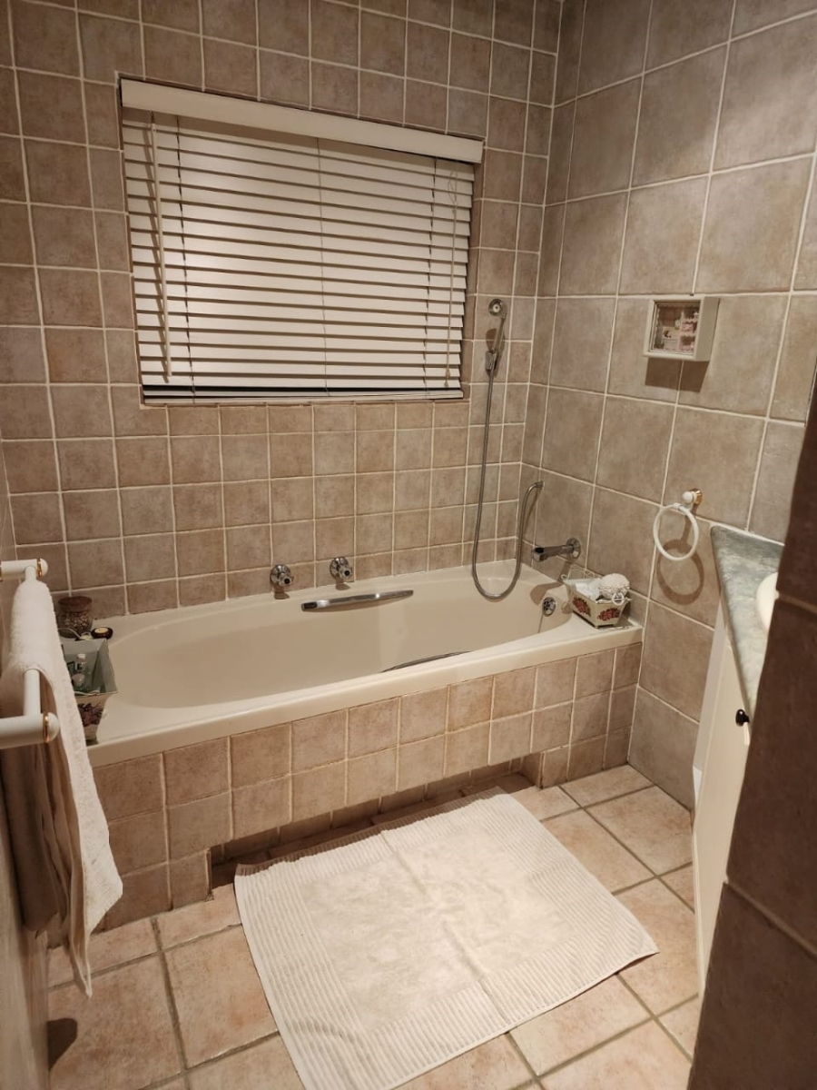 4 Bedroom Property for Sale in Ifafi North West